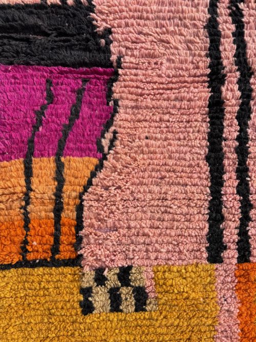 Motifs berbères géométriques d'un tapis marocain en laine, détails tissés à la main