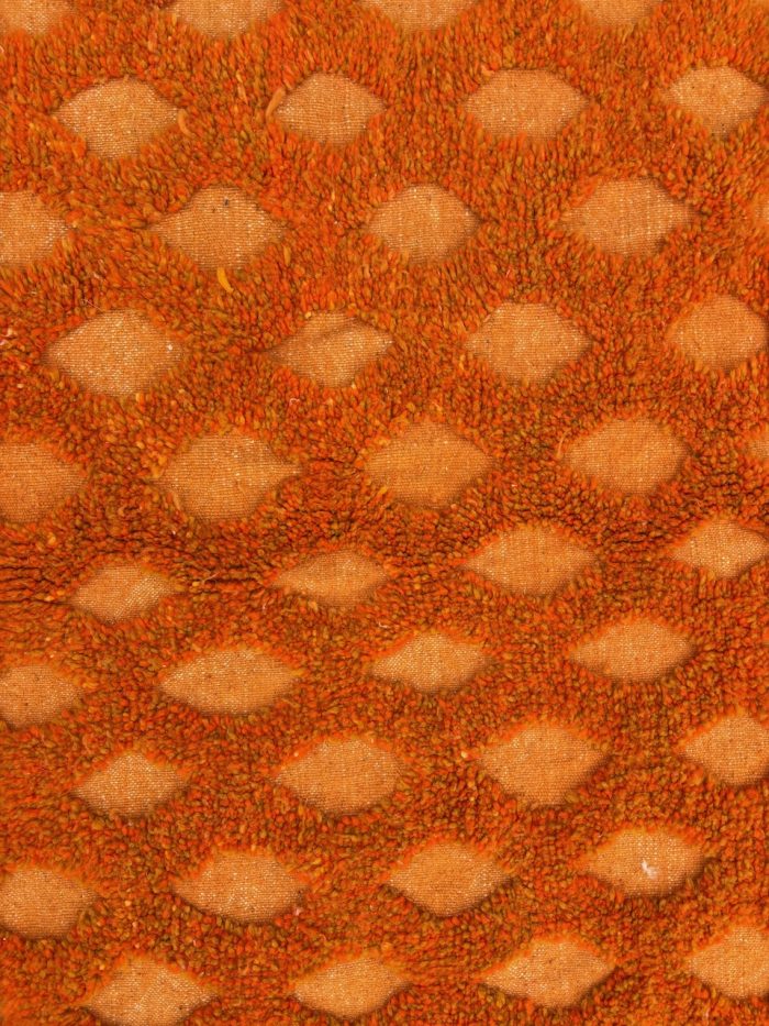 Détail du tissage artisanal d'un tapis berbère moderne en laine naturelle.