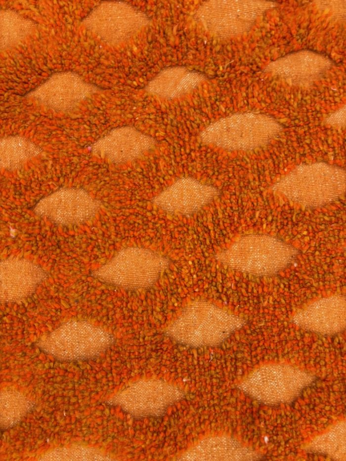 Détail du tissage artisanal d'un tapis berbère moderne en laine naturelle.