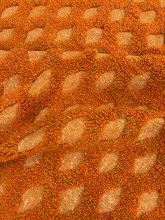 Détail du tissage artisanal d'un tapis berbère moderne en laine naturelle.