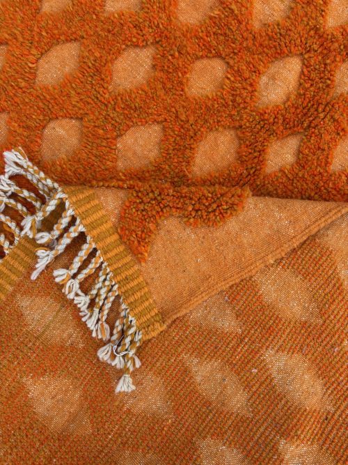 Détail du tissage artisanal d'un tapis berbère moderne en laine naturelle.